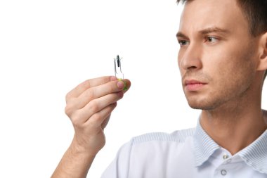 Genç doktor diş hekimi tutun diş implant  