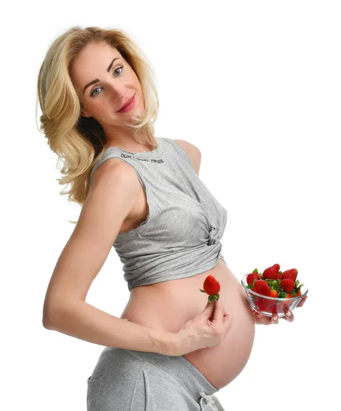 Belle femme enceinte avec gros ventre manger des fraises — Photo