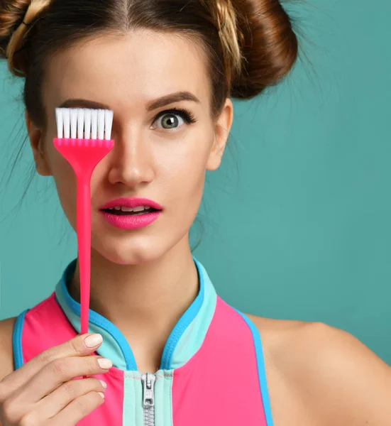Brunette vrouw met kleurrijke roze basic applicator haren tint borstel — Stockfoto