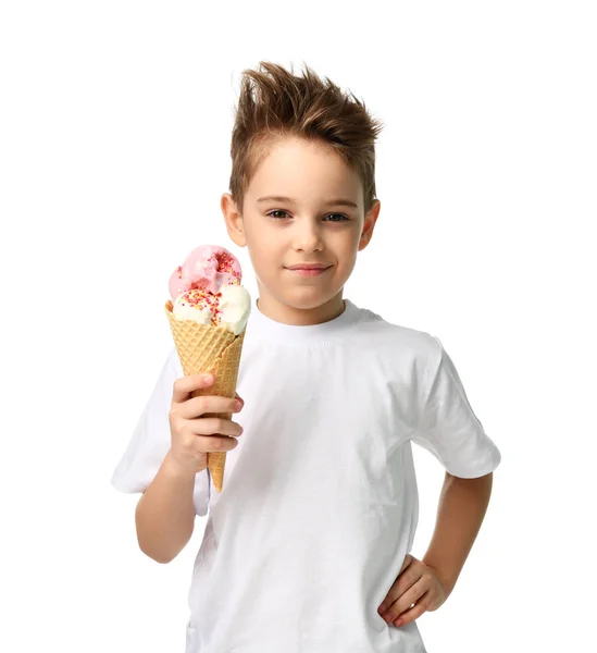 Baby pojke kid håll jordgubbs glass i våfflor kon isolerade — Stockfoto