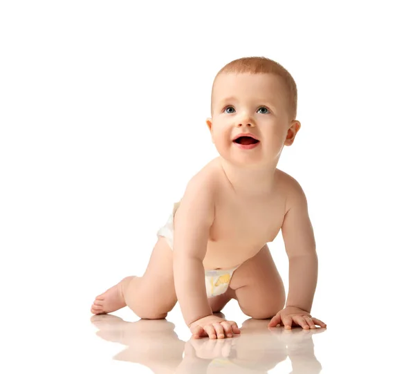 婴儿男孩孩子在尿布爬行愉快的微笑 — 图库照片