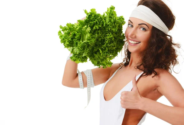 Mujer mantenga ensalada de lechuga fresca y cinta métrica feliz sonriente mostrando los pulgares hacia arriba aislado en un blanco — Foto de Stock