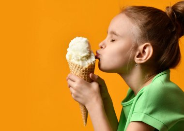 Güzel bebek kız çocuk öpücük vanilyalı dondurma waffle koni