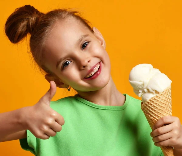 Bastante bebé niña mantenga plátano y helado de fresa en gofres cono —  Fotos de Stock