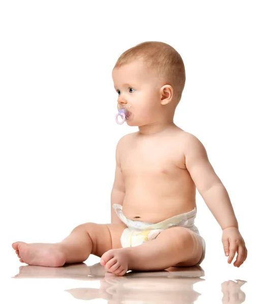 Nyfödda barn pojke småbarn i blöjan sitter med nippel baby napp happy leende — Stockfoto