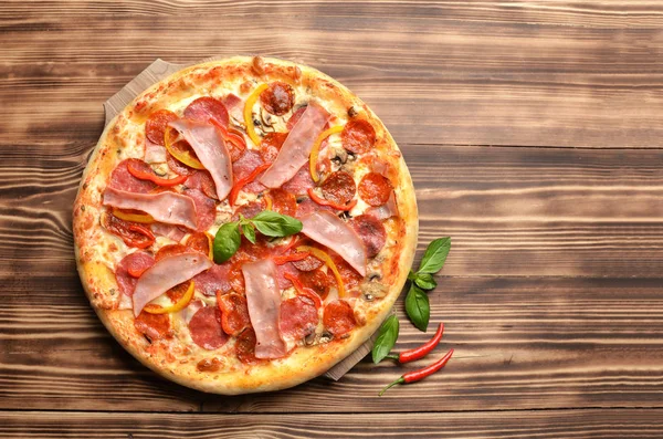 Pizza de pepperoni grande caliente sabrosa composición de pizza con queso derretido tocino tomates jamón pimentón — Foto de Stock
