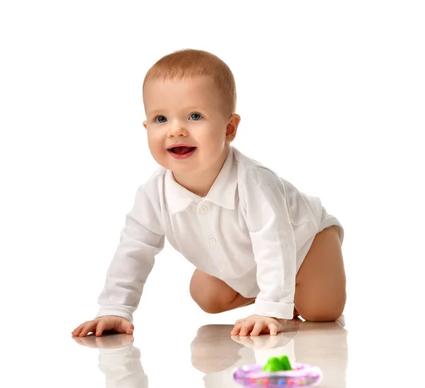 Baby baby jongen peuter proberen te kruipen gelukkig lachend geïsoleerd — Stockfoto