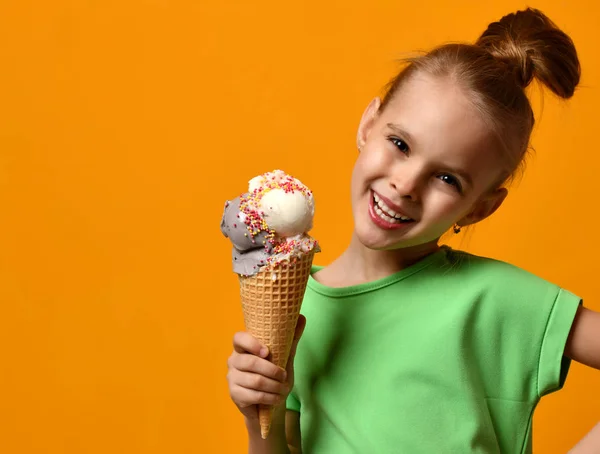 Pretty baby flicka kid äta slicka vaniljglass i våfflor kon — Stockfoto