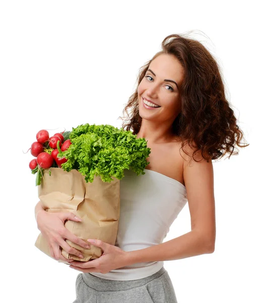 Mujer joven sosteniendo bolsa de compras de papel de supermercado llena de verduras frescas. Dieta concepto de alimentación saludable — Foto de Stock