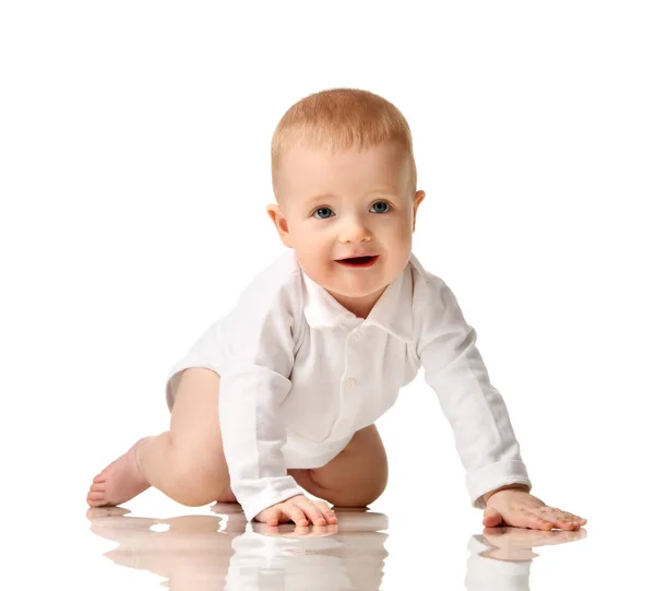 Bebé bebé niño pequeño tratar de arrastrarse feliz sonriendo aislado — Foto de Stock