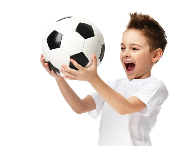 Фан-спортсмен хлопчик тримає футбольний м'яч святкуючи щасливий усміхнений сміх безкоштовний текстовий простір — стокове фото