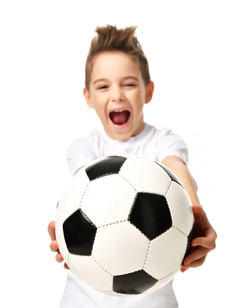 Футболист-фанат держит футбольный мяч, празднуя счастливую улыбку, смеясь бесплатное место для копирования текста — стоковое фото
