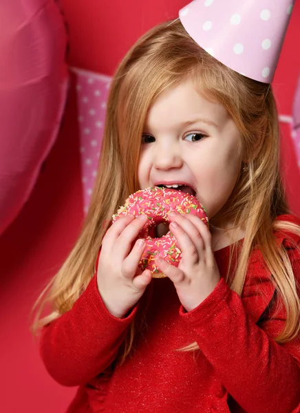 Adorabile bella ragazza con palloncini rosa e rosso regalo e cappello di compleanno — Foto Stock