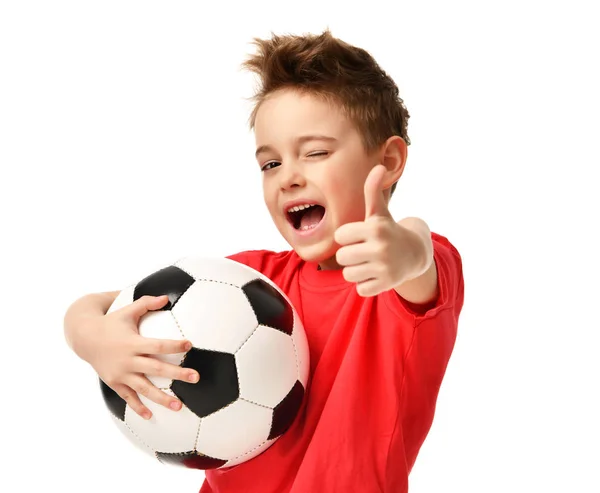 Фан спортивний хлопець гравець тримає футбольний м'яч у червоній футболці, святкуючи щасливий посміхнений сміх шоу великі пальці вгору знак успіху — стокове фото