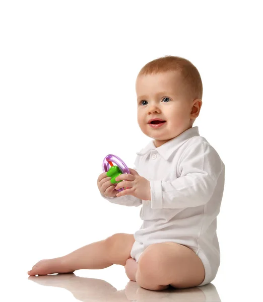 Toddler chłopiec niemowlę dziecko siedzi z plastikowe zabawki na białym tle — Zdjęcie stockowe