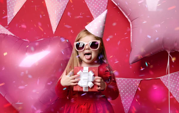 Adorabile bella ragazza con palloncini rosa e rosso regalo e cappello di compleanno — Foto Stock