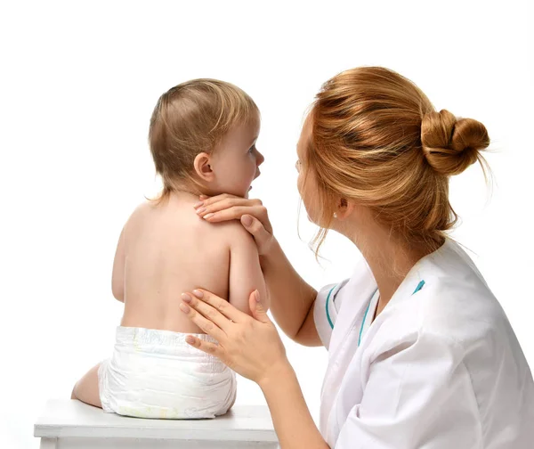 Doktor çocuk doktoru çocuk bebek bebek ayaklar için terapist yapma masaj eller. Sağlık ve tıp kavramı — Stok fotoğraf