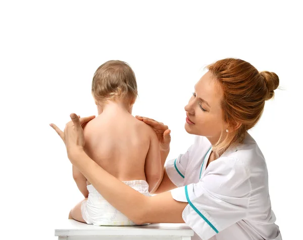 Läkare händerna barnläkare terapeut göra massage till barn spädbarn baby fötter. Hälsovård och medicinsk koncept — Stockfoto