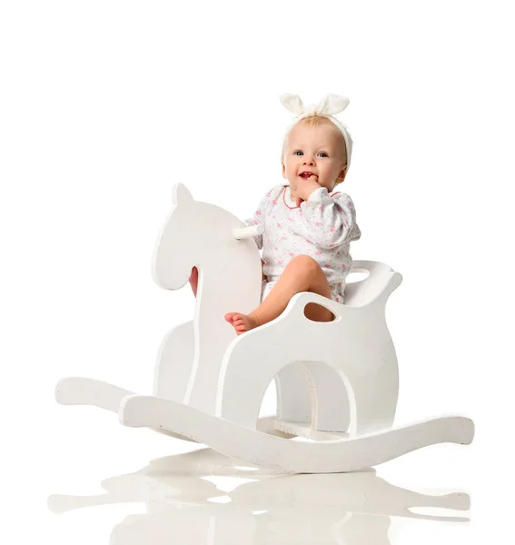 Toddler bebek kız beyaz üzerinde sallanan sandalye oyuncak at üstünde sallanan biniyor — Stok fotoğraf