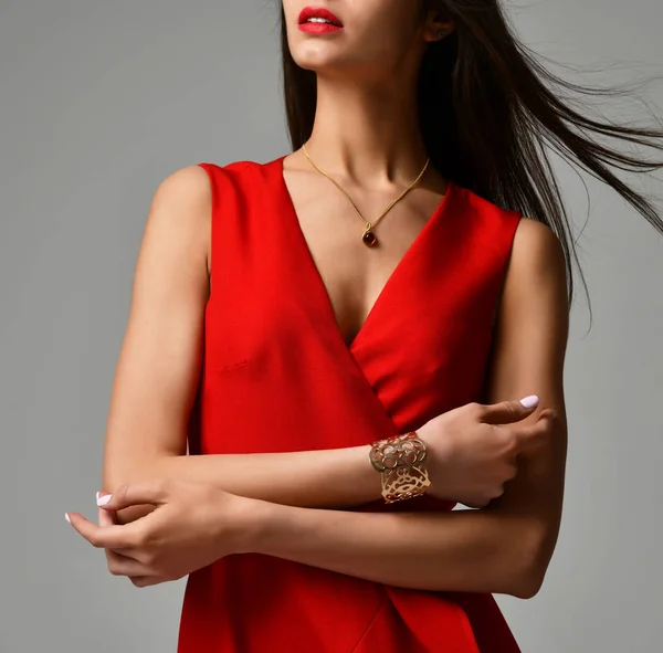 회색에 공식적인 빨간 드레스에서 예쁜 갈색 머리 여자 — 스톡 사진
