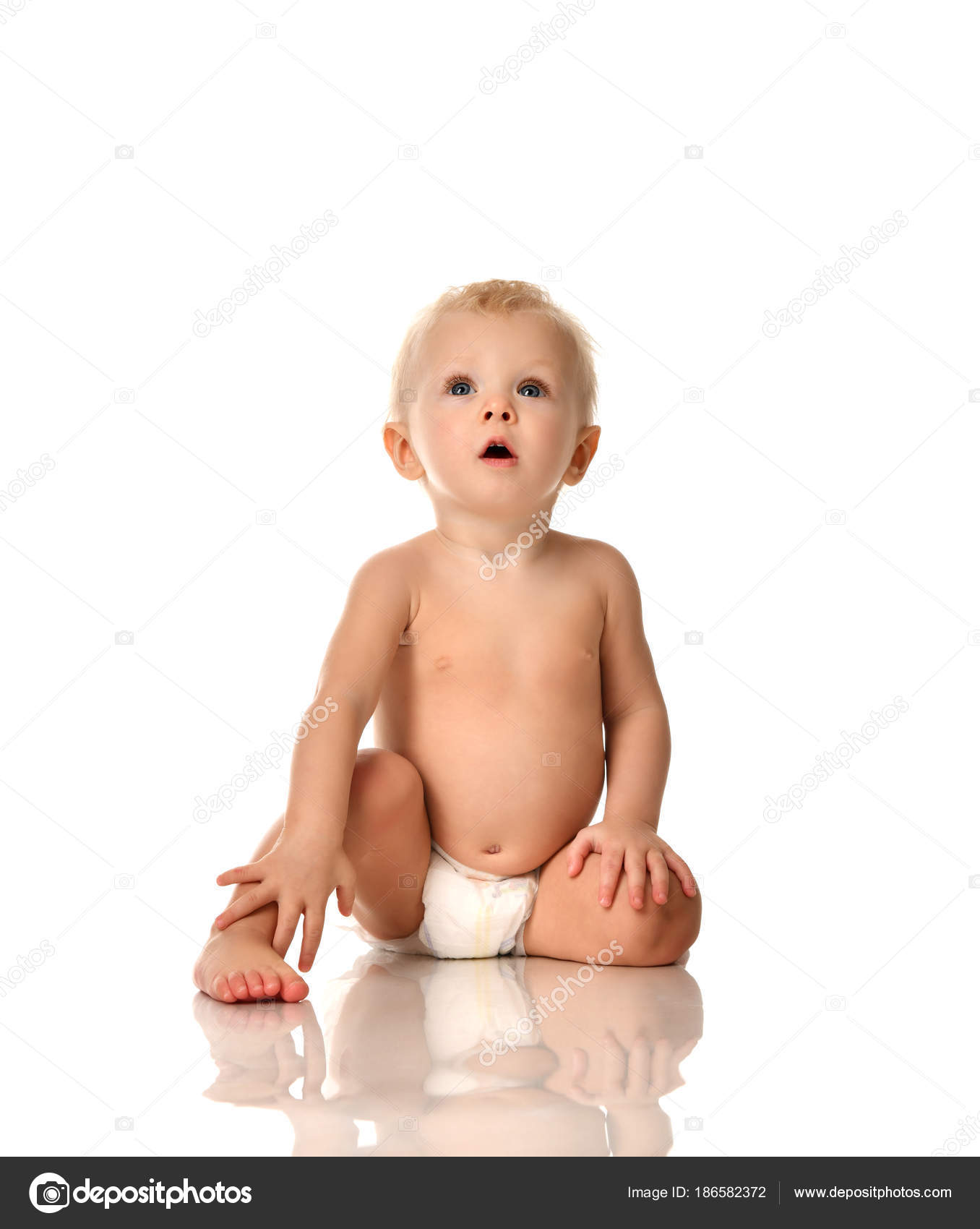 Criança infantil bebê menino criança sentada nua na fralda ...