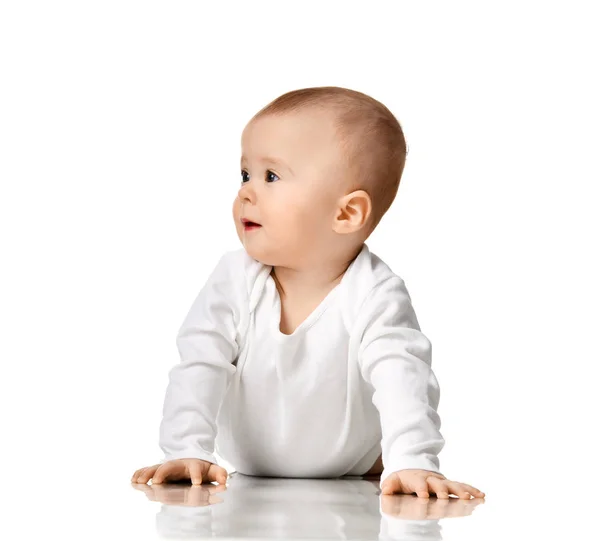 Niño niño de 7 meses niña pequeña sentada en camisa blanca mirando a la esquina —  Fotos de Stock