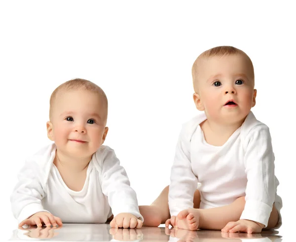 Two twin sisters infant child baby girls toddler sitting in white shirt happy smiling — Stock Photo, Image