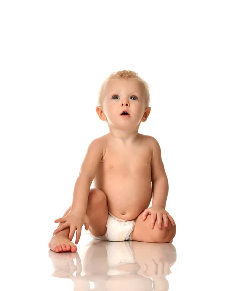 Niño bebé niño pequeño sentado desnudo en pañal mirando hacia arriba —  Fotos de Stock