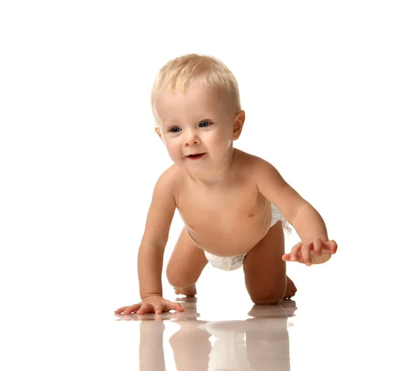 Niño bebé niño pequeño aprendiendo gatear feliz sonrisa — Foto de Stock