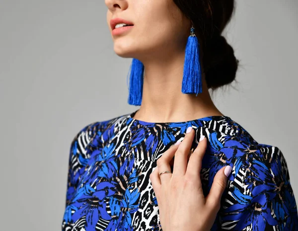 Красивая брюнетка в синем платье на сером — стоковое фото
