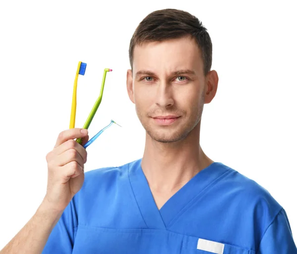 Стоматолог-гигиенист сравнивает зубные щетки с щеткой для чистки зубов — стоковое фото
