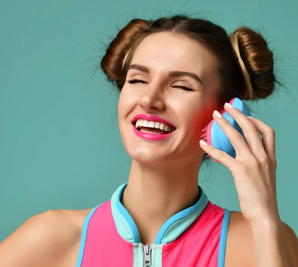 Feliz moda morena mujer ojo cercano con colorido rosa azul popular peine cepillo —  Fotos de Stock