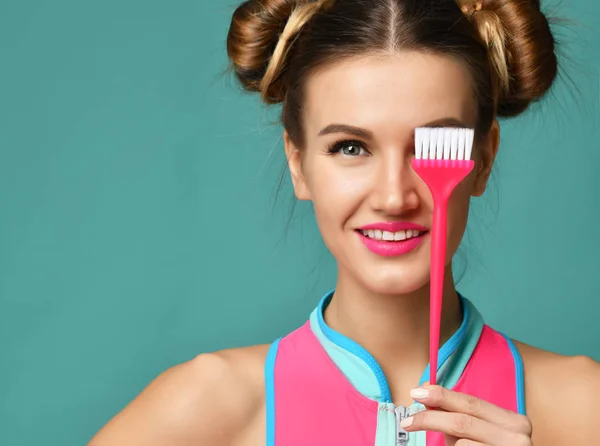 Morena mujer con colorido rosa básico aplicador pelo tinte cepillo — Foto de Stock