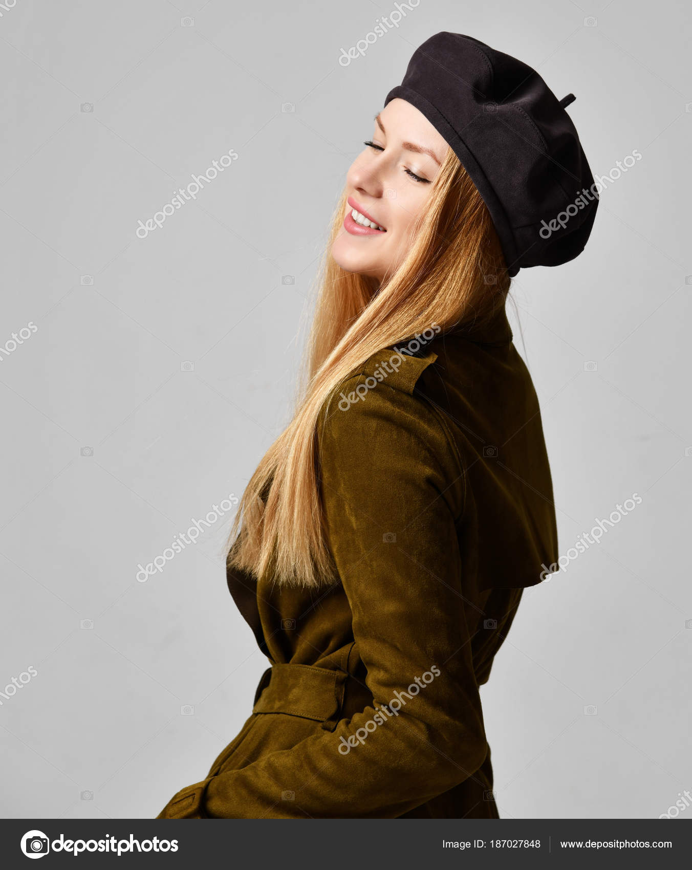 Detallado compilar A la verdad Joven morena sexy mujer en sombrero de boina marrón oscuro y chaqueta de  primavera abrigo mirando a la esquina: fotografía de stock © dml5050  #187027848 | Depositphotos
