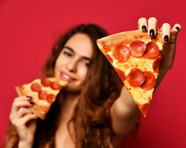 Молодая красивая женщина шоу дать кусок пиццы пепперони улыбаясь на темно-красный — стоковое фото