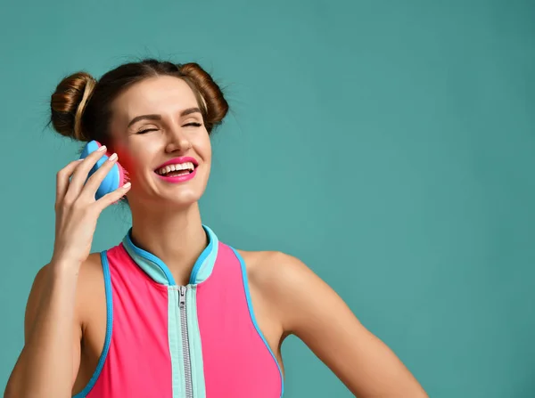 Feliz moda morena mulher fechar o olho com colorido rosa azul escova pente de cabelo popular — Fotografia de Stock
