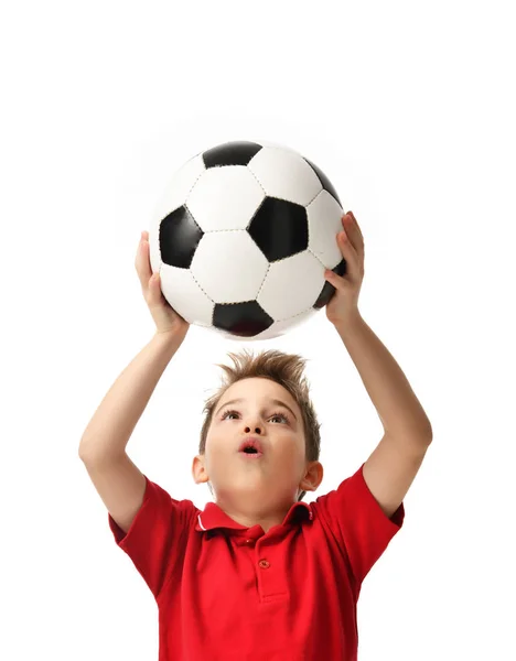 Torcedor esporte menino jogador segurar bola de futebol em t-shirt vermelha comemorando feliz surpreendido livre texto cópia espaço isolado — Fotografia de Stock