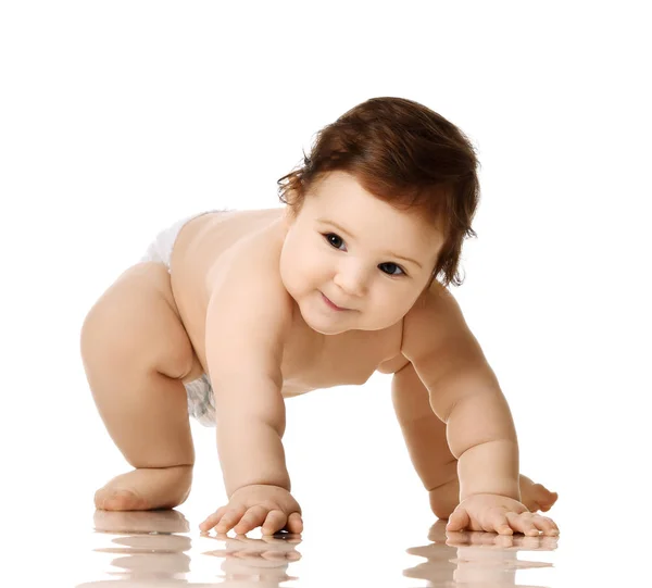 Nyfödda barn pojke småbarn fett över vikt lära sig crawla glada leende — Stockfoto