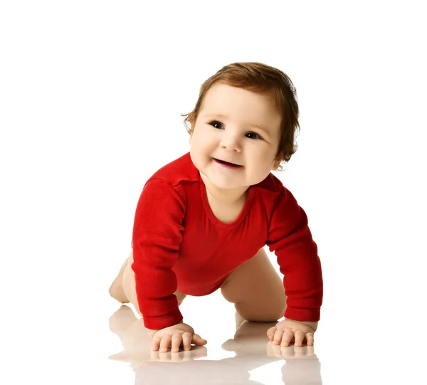 Csecsemő gyermek fiú tipegő tanulás csúszó boldog mosolygó piros test ruhával — Stock Fotó