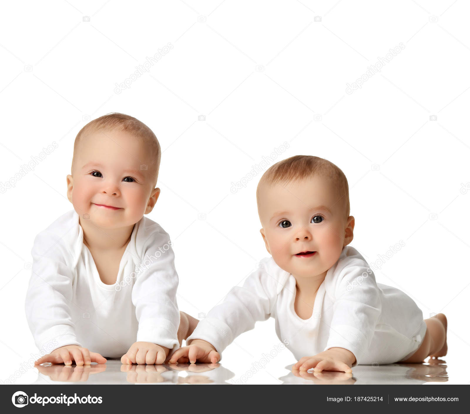 Deux Sœurs Jumelles Bebe Enfant Bebe Filles Tout Petit Assis En Chemise Blanche Heureux Sourire Image Libre De Droit Par Dml5050 C