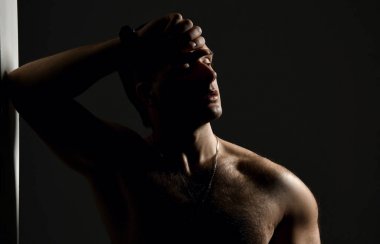 Portre portre seksi yakışıklı üstsüz erkek modeli 