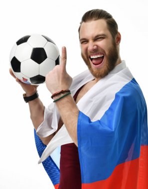 Mutlu bir adam futbol fan giyen Rus bayrağı ve gösteri numaralı kazanan parmak gülümseyen kutluyor