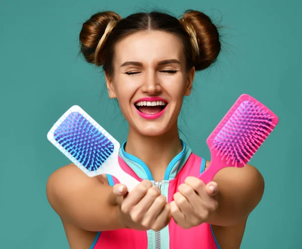 Closeup portret van de brunette vrouw gelukkig mode met kleurrijke roze en witte blauwe grote vierkante kam haarborstels schreeuwen — Stockfoto