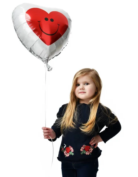 Bebek kız çocuk izole büyük kırmızı kalp balon ile — Stok fotoğraf