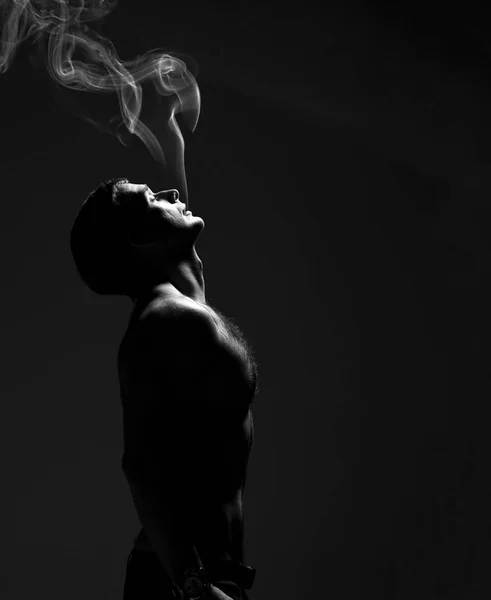 Primer plano retrato de sexy guapo modelo masculino en topless con humo —  Fotos de Stock