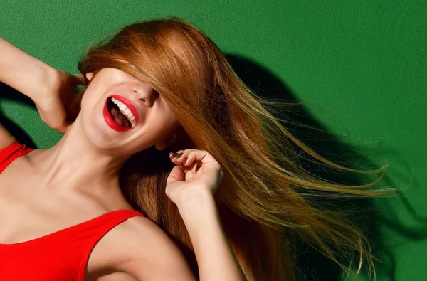 Jovem feliz bela mulher sexy posando em vermelho verão moda corpo maiô com cabelo ventoso no verde — Fotografia de Stock