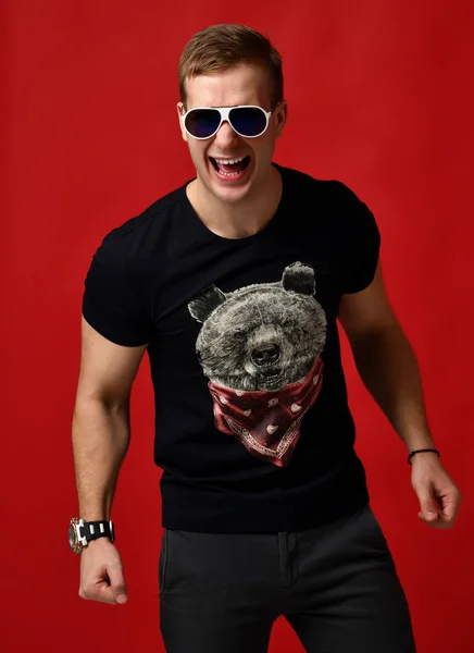 Man posing on red background screaming happy smiling — Stock Photo, Image