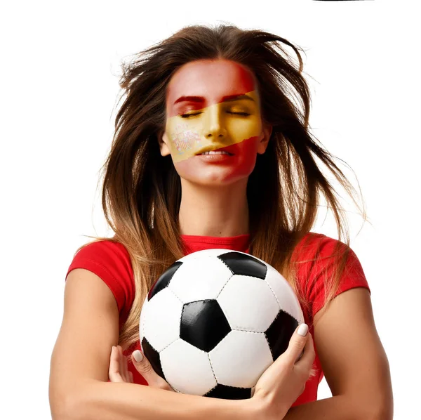 Española fan sport mujer jugador en uniforme rojo celebrar pelota de fútbol celebrando con el pelo ventoso —  Fotos de Stock