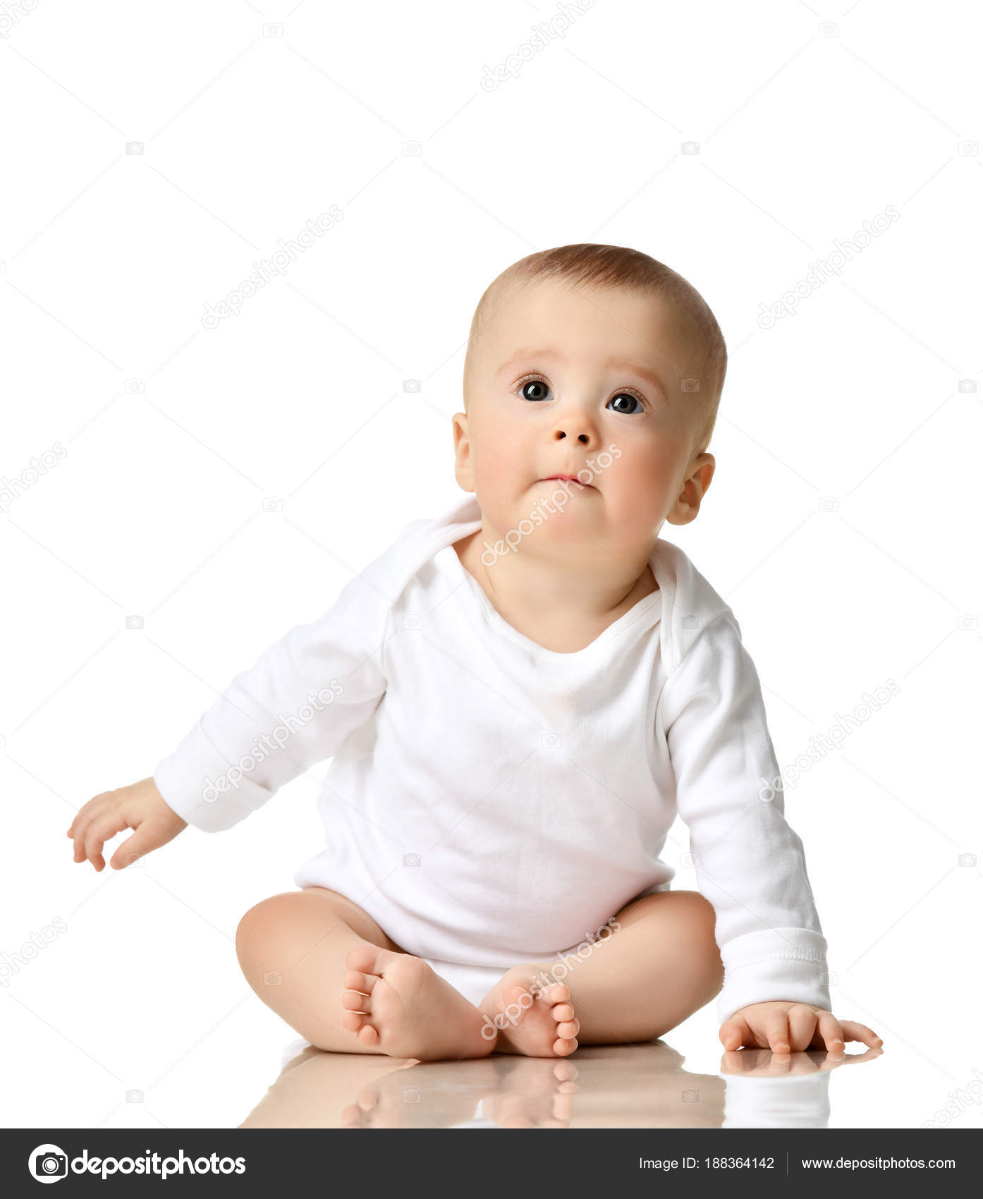 7 aylık bebek çocuk bebek kız yürümeye başlayan çocuk beyaz gömlek