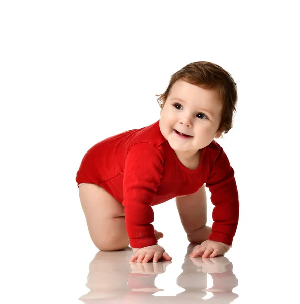 婴孩孩子孩子在红色身体布料学习爬行快乐微笑 — 图库照片